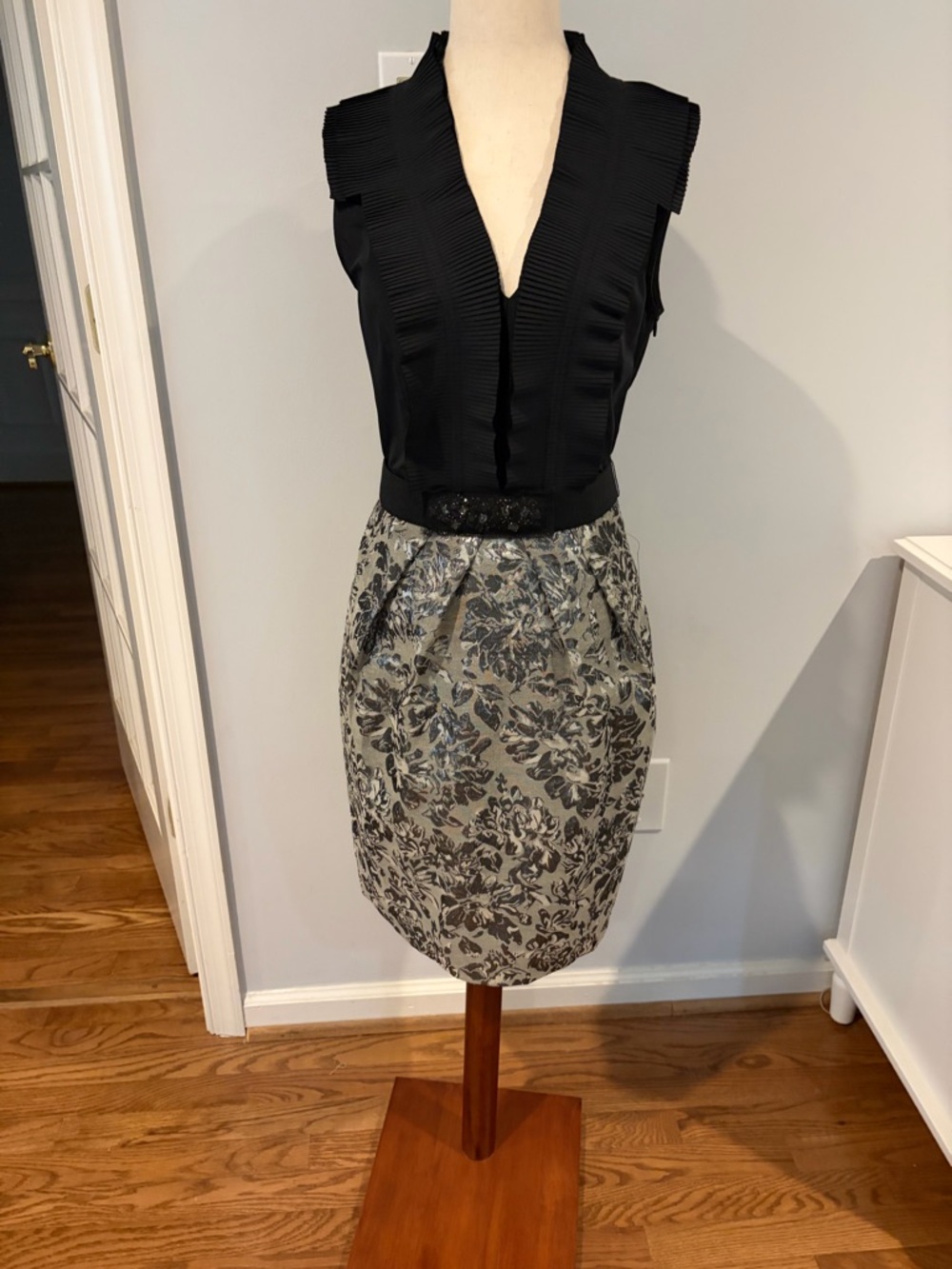 BCBGMaxAzria Black and Silver Floral Jacquard Pencil Skirt